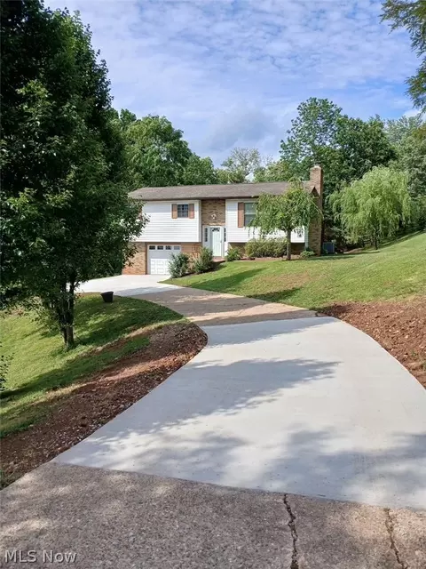 10 1st Ct, Belpre, OH 45714