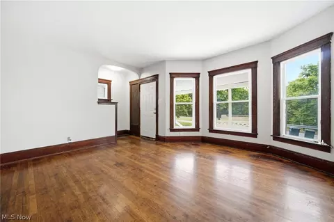 433 3rd St, Elyria, OH 44035 photo 3