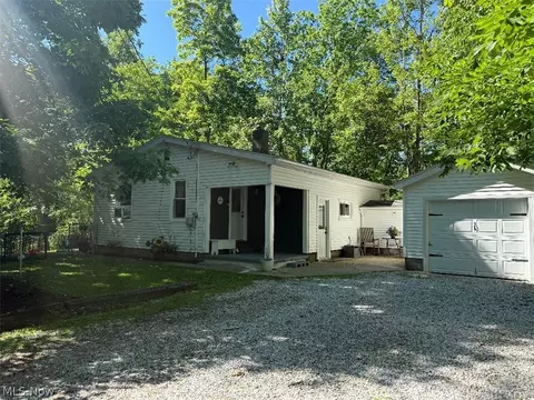 906 Dora Ln, Aurora, OH 44202