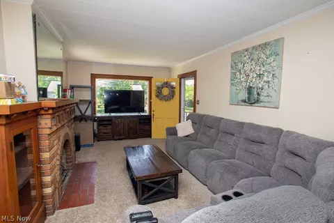Living - 122 Maple Dr, Boardman, OH 44512 photo 1 of 3