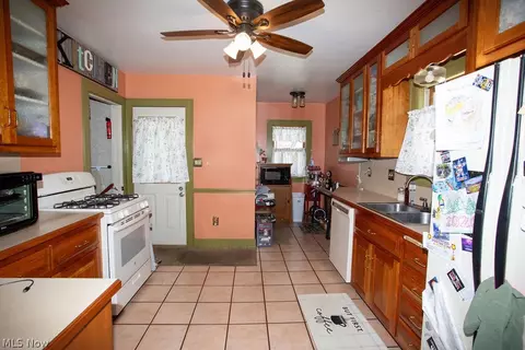 Kitchen - 122 Maple Dr, Boardman, OH 44512 photo 2 of 2