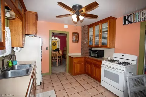 Entry Way - 122 Maple Dr, Boardman, OH 44512 photo 1 of 2