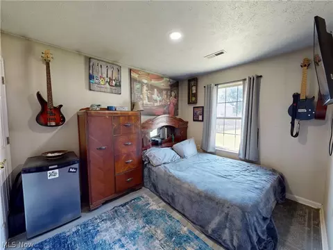 Bedroom - 9552 Cloverleaf Rd, Windham, OH 44288 photo 3 of 6