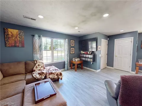 9552 Cloverleaf Rd, Windham, OH 44288 photo 2