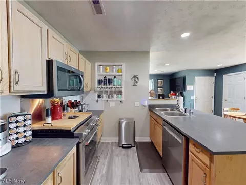Kitchen - 9552 Cloverleaf Rd, Windham, OH 44288 photo 2 of 3