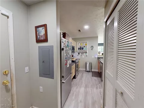 Entry Way - 9552 Cloverleaf Rd, Windham, OH 44288 photo 3 of 4