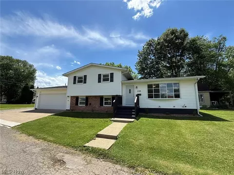 220 W 11th St, Uhrichsville, OH 44683