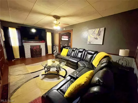 257 Wooster St, Elyria, OH 44035 photo 4