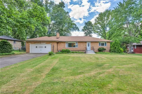 8382 Parkdale Dr, North Royalton, OH 44133