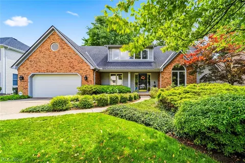 5513 Pheasants Walk Dr, North Olmsted, OH 44070