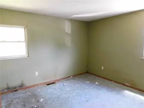 Bedroom - 1361 E 28th St, Ashtabula, OH 44004 photo 2 of 8