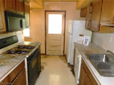 Kitchen - 1361 E 28th St, Ashtabula, OH 44004 photo 2 of 2
