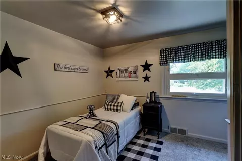 Bedroom - 454 E 266th St, Euclid, OH 44132 photo 1 of 2