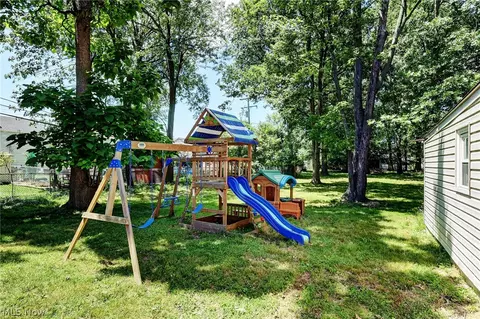 Exterior - 454 E 266th St, Euclid, OH 44132 photo 3 of 4