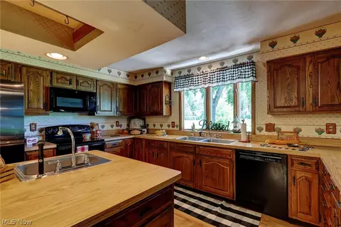 Kitchen - 6065 E Valleyview Ct, Mentor, OH 44060 photo 2 of 3
