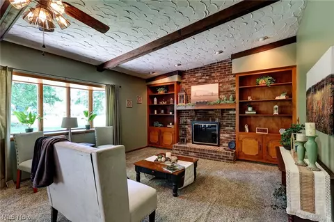 Living - 6065 E Valleyview Ct, Mentor, OH 44060 photo 3 of 7