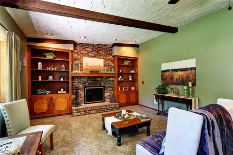 Living - 6065 E Valleyview Ct, Mentor, OH 44060 photo 4 of 7