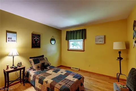 Bedroom - 6065 E Valleyview Ct, Mentor, OH 44060 photo 3 of 3