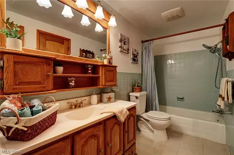 Bath - 6065 E Valleyview Ct, Mentor, OH 44060 photo 1 of 2