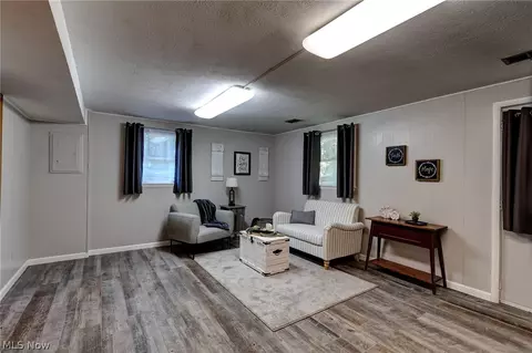 Living - 6065 E Valleyview Ct, Mentor, OH 44060 photo 6 of 7