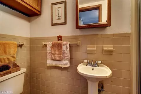 Bath - 6065 E Valleyview Ct, Mentor, OH 44060 photo 2 of 2