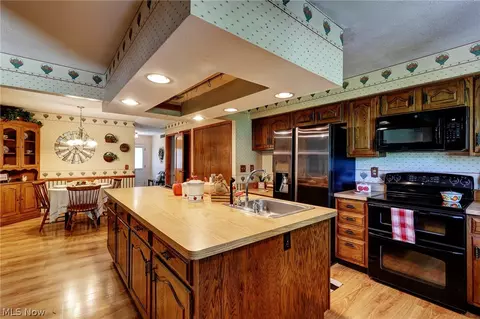 Kitchen - 6065 E Valleyview Ct, Mentor, OH 44060 photo 3 of 3