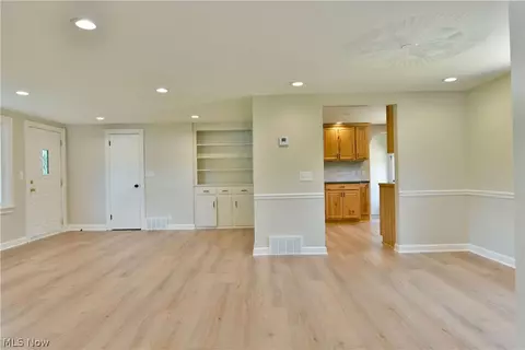 Living - 1070 Calla Rd E, Poland, OH 44514 photo 4 of 7