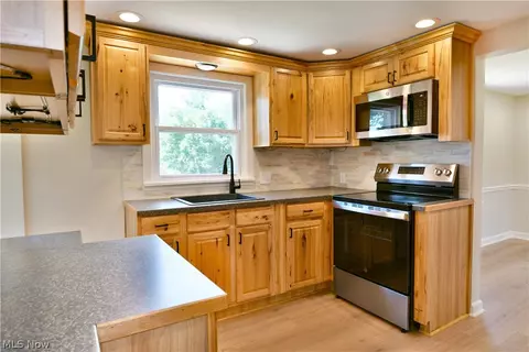 Kitchen - 1070 Calla Rd E, Poland, OH 44514 photo 2 of 5