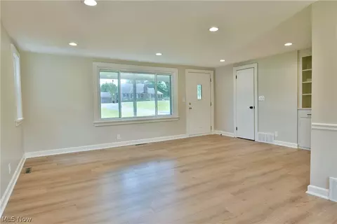 Living - 1070 Calla Rd E, Poland, OH 44514 photo 5 of 7