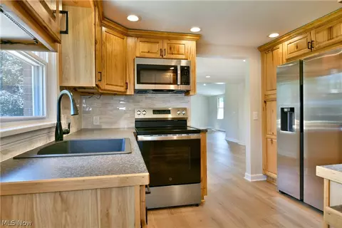 Kitchen - 1070 Calla Rd E, Poland, OH 44514 photo 3 of 5
