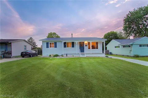 1222 Valley Dr, North Canton, OH 44720