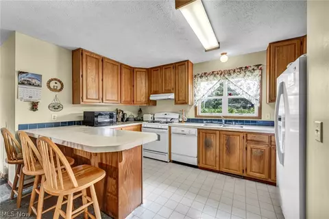 Kitchen - 461 Us Highway 224, Sullivan, OH 44880 photo 1 of 2