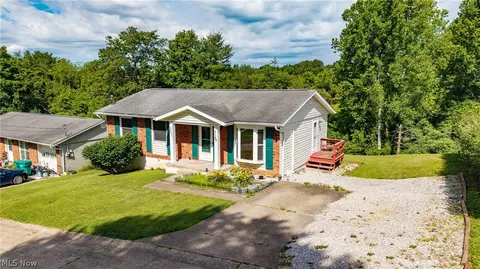 2481 Meadowview Dr, Parkersburg, WV 26104
