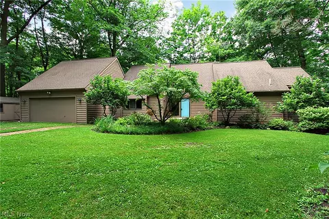 15490 Riddle Rd, Chagrin Falls, OH 44022