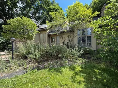 5755 Logan Arms Dr, Girard, OH 44420