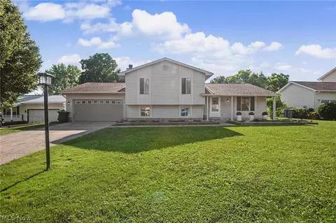 3300 Meanderwood Dr, Canfield, OH 44406