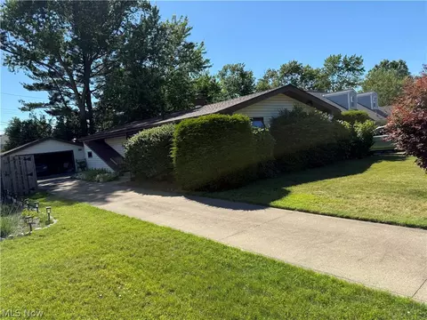 2174 Rockefeller Rd, Wickliffe, OH 44092