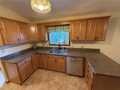 2174 Rockefeller Rd, Wickliffe, OH 44092 photo 5