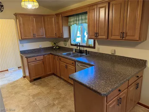 2174 Rockefeller Rd, Wickliffe, OH 44092 photo 3