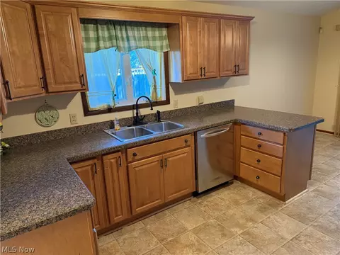 2174 Rockefeller Rd, Wickliffe, OH 44092 photo 4