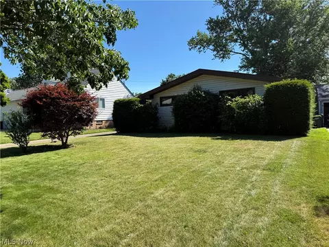 2174 Rockefeller Rd, Wickliffe, OH 44092 photo 2