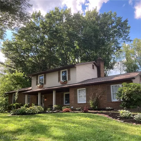 165 Woodsdale Dr, Mogadore, OH 44260