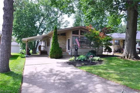 172 27th St NW, Barberton, OH 44203