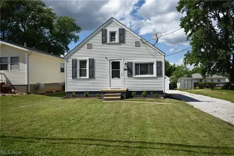 1085 Stratford St, Barberton, OH 44203