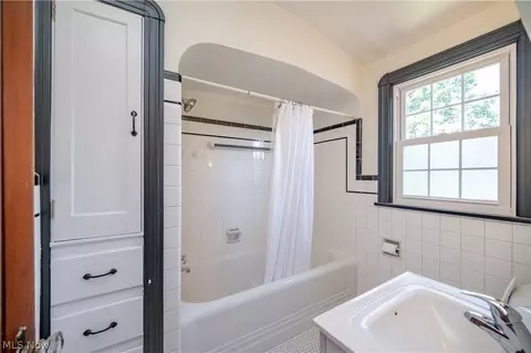 Bath - 222 Brookfield Ave, Boardman, OH 44512 photo 3 of 5