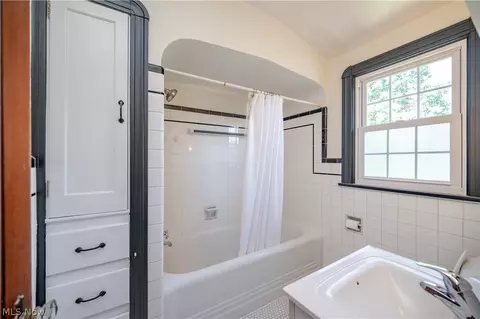 Bath - 222 Brookfield Ave, Boardman, OH 44512 photo 3 of 5
