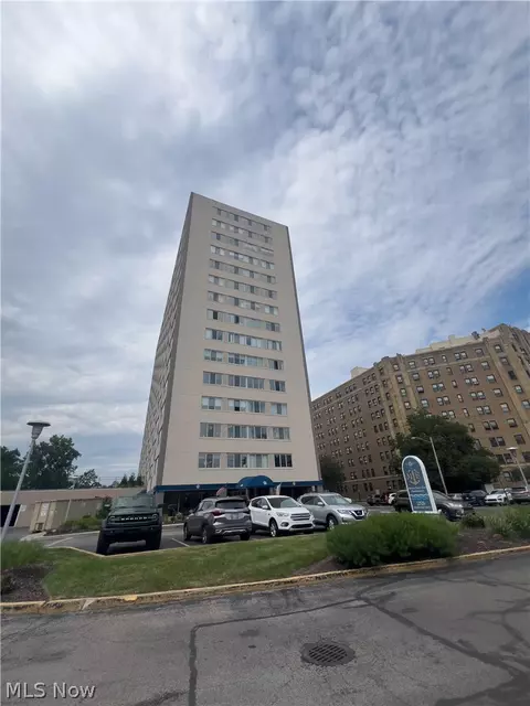 12520 Edgewater Dr N #504, Lakewood, OH 44107