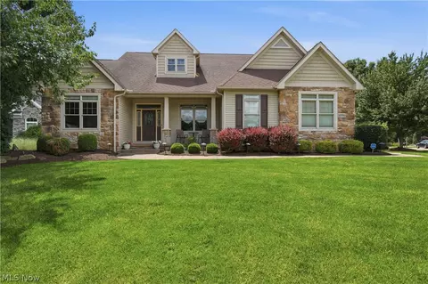 1070 Wedgefield Ct NE, North Canton, OH 44720