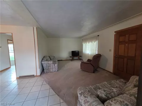 Living - 636 Lincoln Ave, Struthers, OH 44471 photo 2 of 3