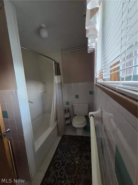 Bath - 636 Lincoln Ave, Struthers, OH 44471 photo 2 of 3